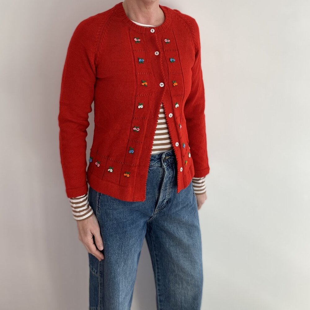 Vintage Red Embroidered Cardigan – Floral Multi-color Knit-Size S